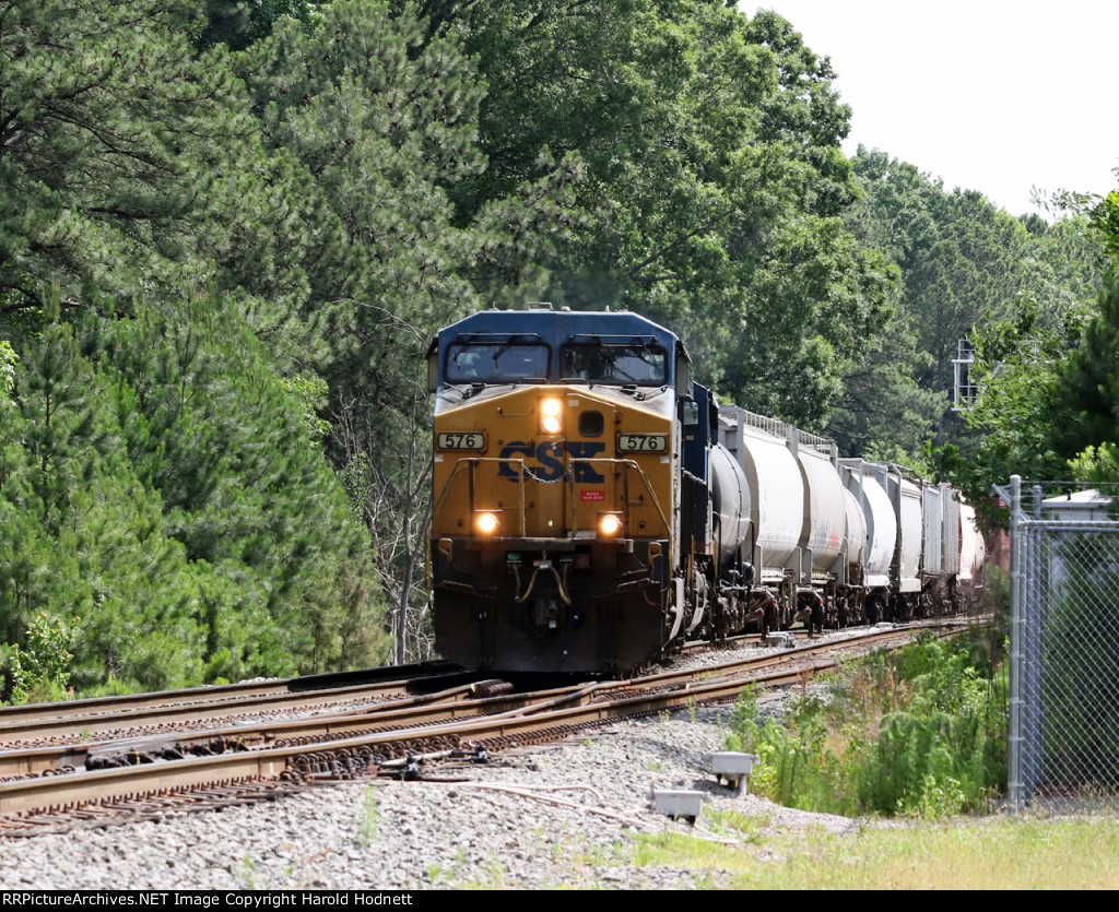 CSX 576 leads train L619-26 from track 1 to 2 at Fetner